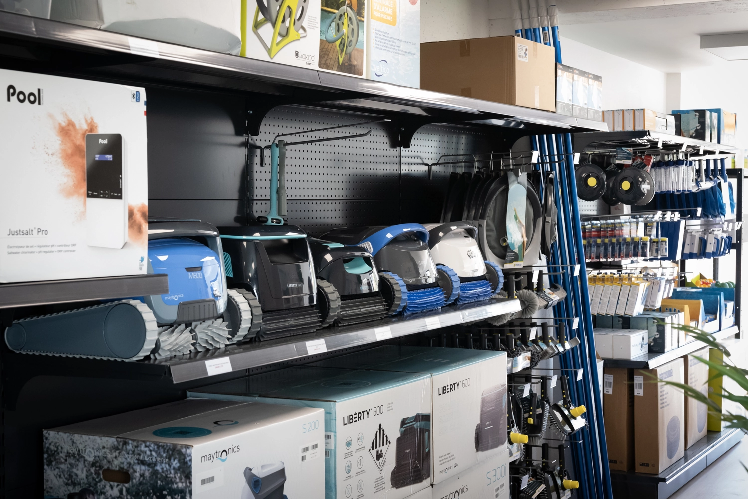 20260408-0054 Rayonnage de magasin avec des robots d'entretien pour piscine