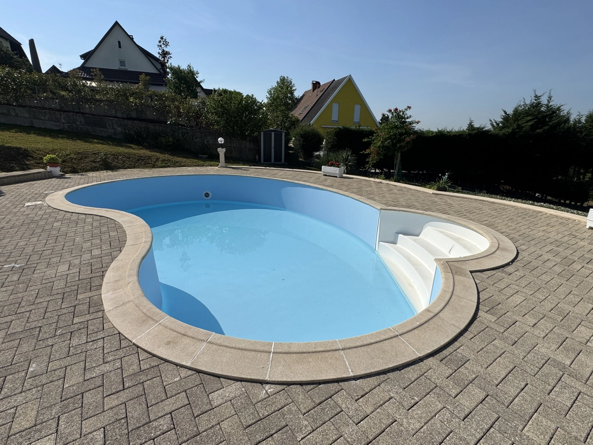 Renovation-Piscine-Alsace-Geispitzen-2 Rénovation d'une piscine en kit Waterair en forme de haricot à Geispitzen en Alsace