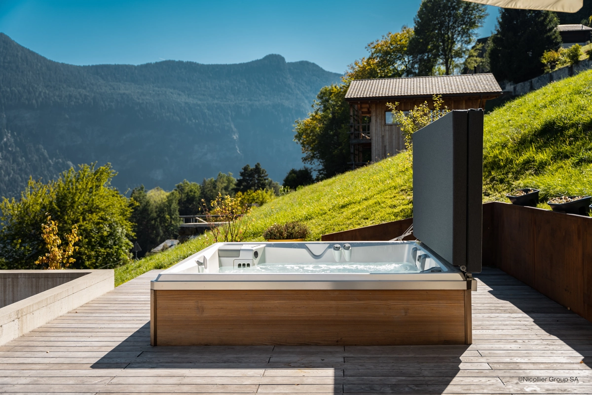 COLUMBA GAMME PRIVAT Spa sur une terrasse en montage