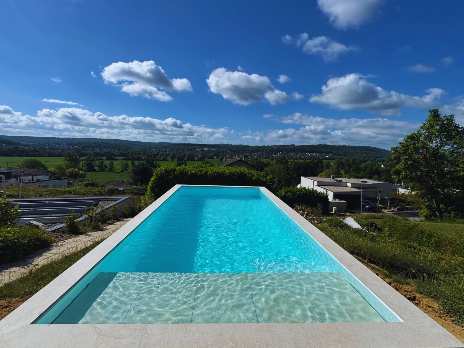 Construction d'une piscine panoramique en béton à Hochstatt en Alsace